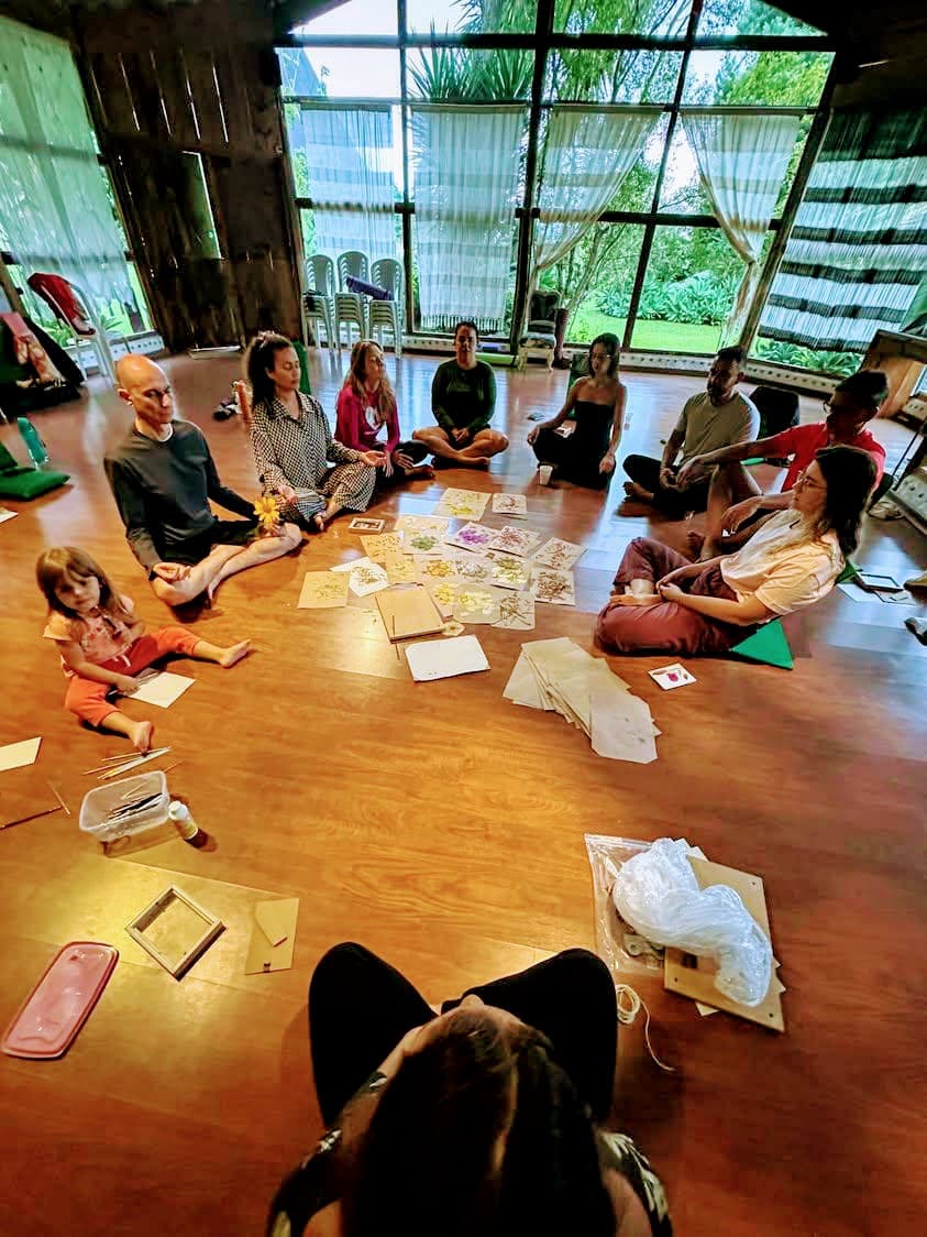 Foto de um grupo reunido em uma oficina de arte e prensagem botanica.